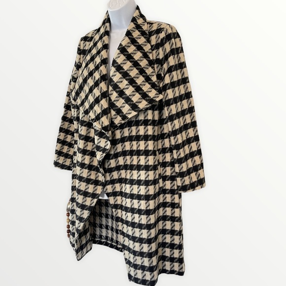 BB Dakota Houndstooth Drape Coat
BB DAKOTA BY STEVE MADDEN - Picture 6 of 9